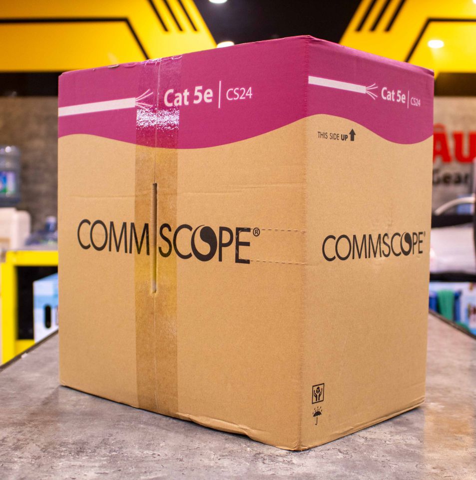 Dây cáp mạng Commscope Cat 5e CS24 6-219590-2 ( cuộn 305m)