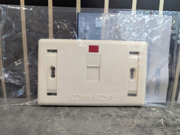 Mặt nạ 1 port Faceplate COMMSCOPE 272368-1 (hình chữ nhật, 1 cổng có nắp che, màu hạnh nhân mặt đơn commscope chính hãng)