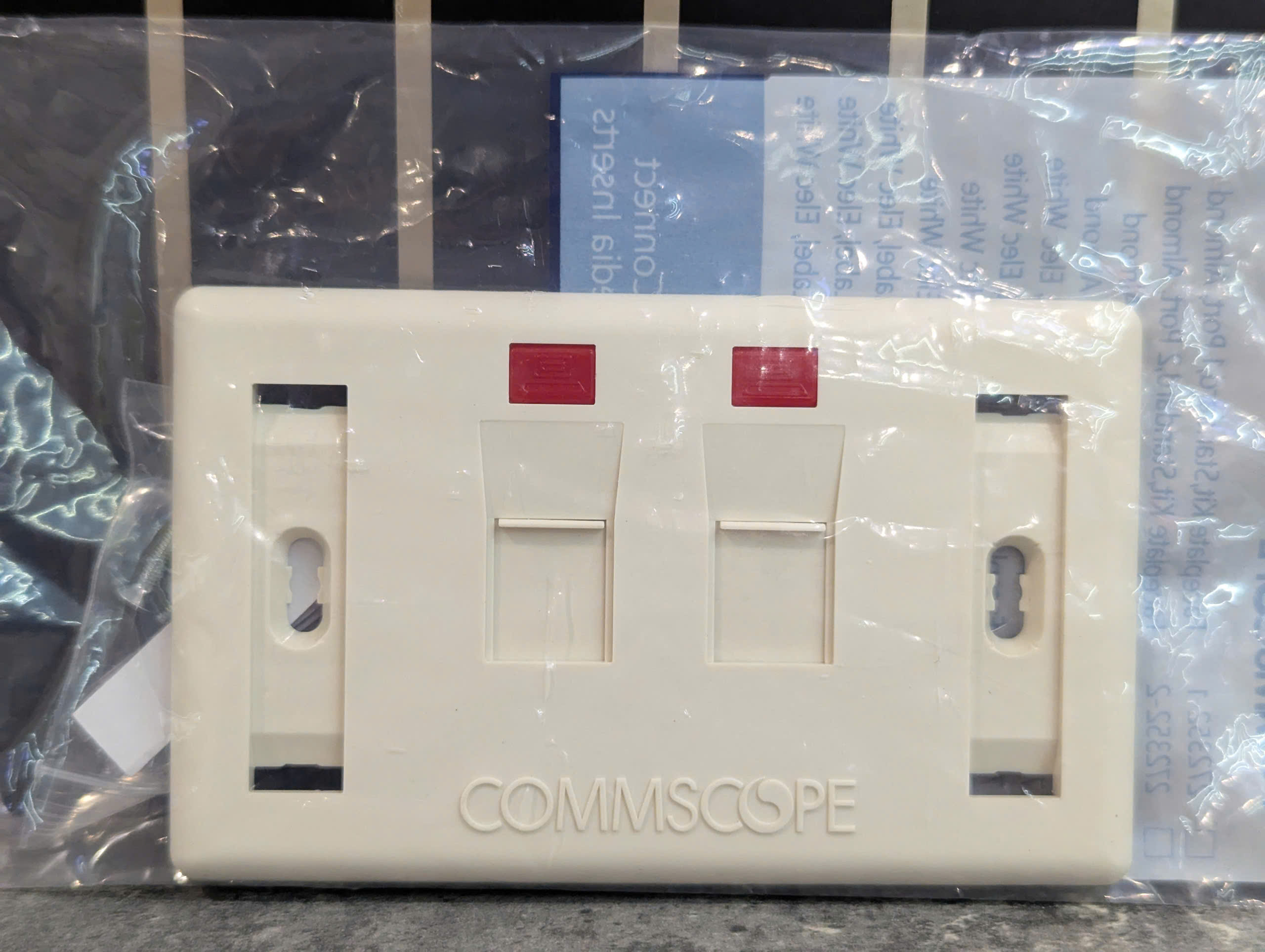 Mặt nạ 2-port Faceplate COMMSCOPE 272368-2 (mặt đôi commscope chính hãng)