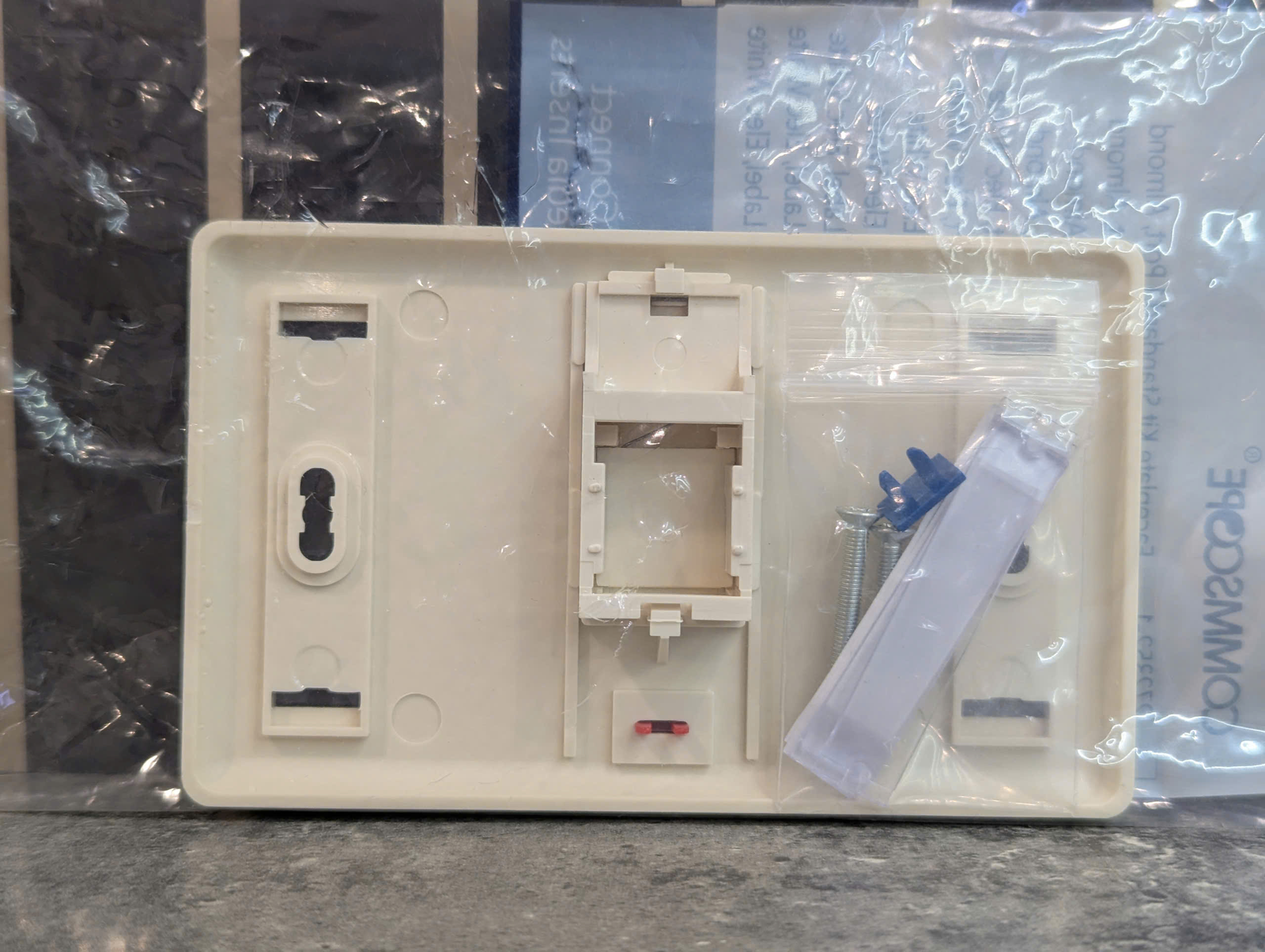Mặt nạ 1 port Faceplate COMMSCOPE 272368-1 (hình chữ nhật, 1 cổng có nắp che, màu hạnh nhân mặt đơn commscope chính hãng)